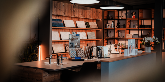 Ein modernes Innendesign mit einem eleganten Tisch, auf dem verschiedene Muster und Materialien für die Innenausstattung präsentiert werden.